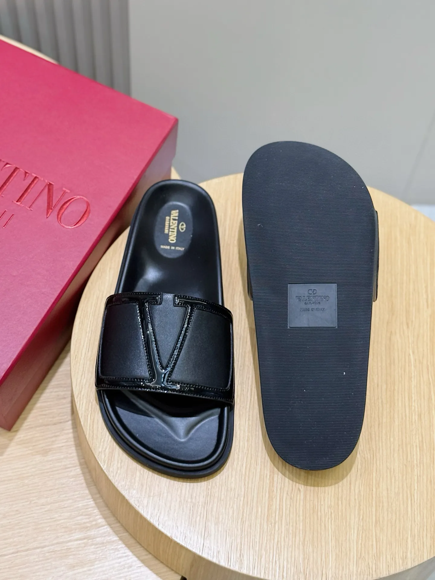 [VALENTINO] Top P: 540💰 Size: 39-44 (customized at 38.45) 🆕2025VLT — Valentino’s latest summer men’s slippers. The use of imported cowhide elements on slippers has been sublimated! It is worthy of recognition both visually and in terms of quality. Excellent quality, comfortable and durable! The embellishment of the perforated V hardware on the toe adds a sense of fashion! Cowhide feet